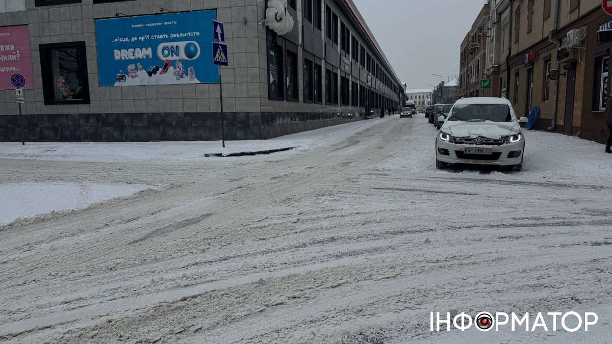 Сніг іде, комиунальники сплять: ситуація на дорогах Коломиї вранці 18 лютого 6