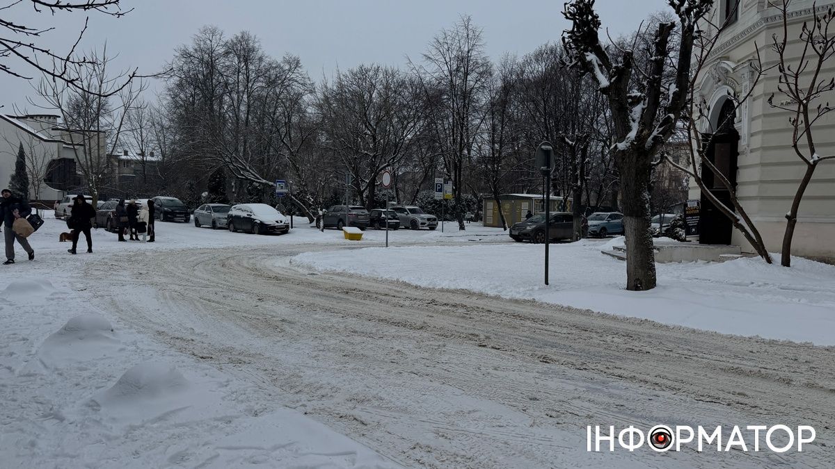 Сніг іде, комиунальники сплять: ситуація на дорогах Коломиї вранці 18 лютого 7