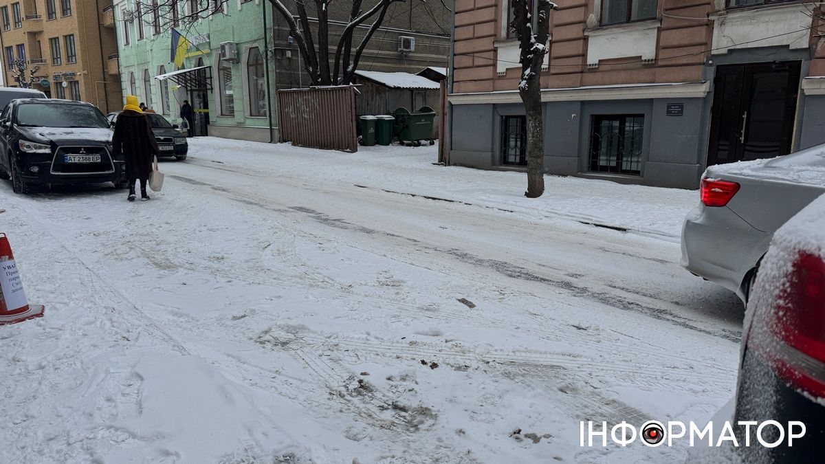 Сніг іде, комиунальники сплять: ситуація на дорогах Коломиї вранці 18 лютого 5