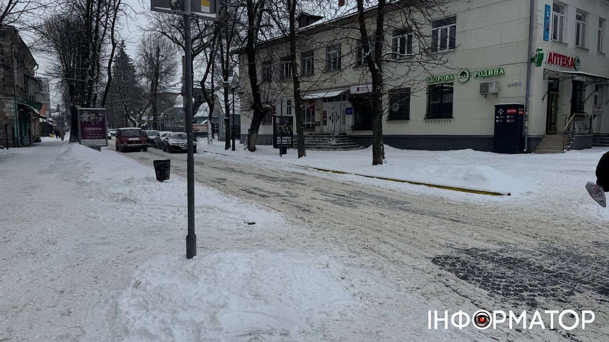 Сніг іде, комиунальники сплять: ситуація на дорогах Коломиї вранці 18 лютого 2