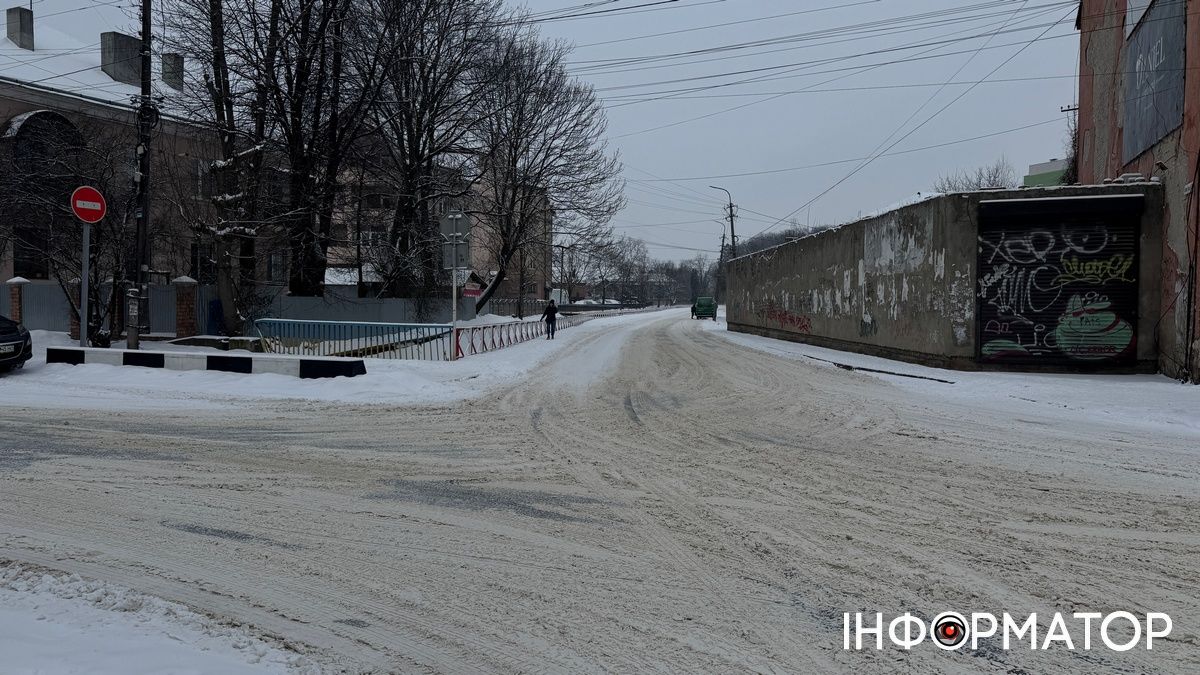 Сніг іде, комиунальники сплять: ситуація на дорогах Коломиї вранці 18 лютого 8