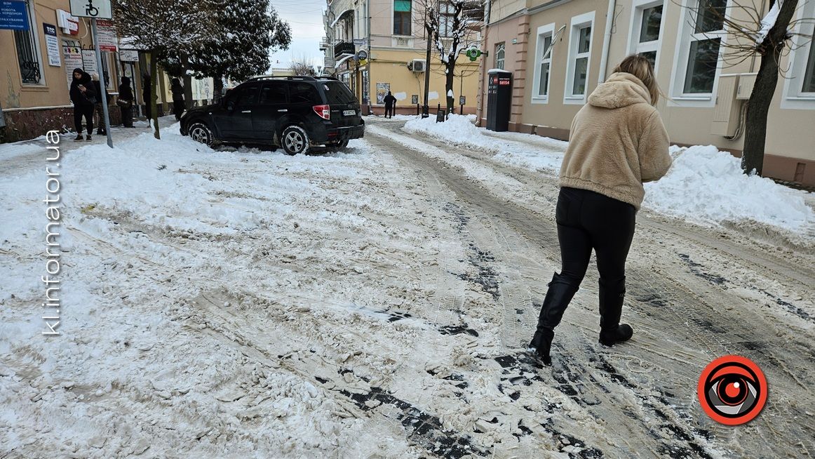 У Коломиї комунальники комунальникам заплатили 100 тис грн за прибирання парковок