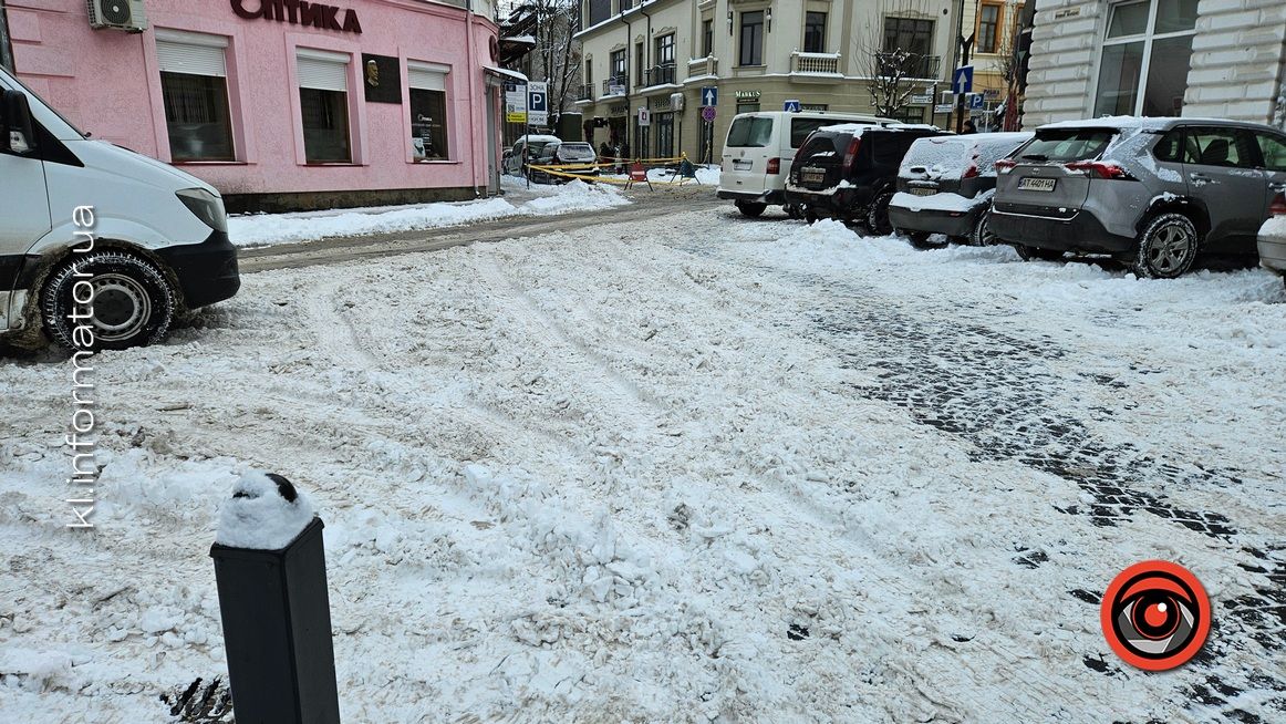 Паркувальна кишеня біля Вічевого Майдану від вул. Театральної, січень, 2026