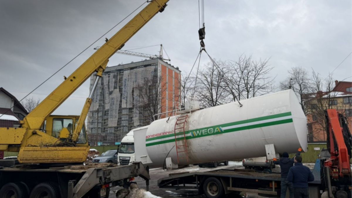 Демонтаж цистерни з фальсифікованим пальним, вилученої детективами БЕБ