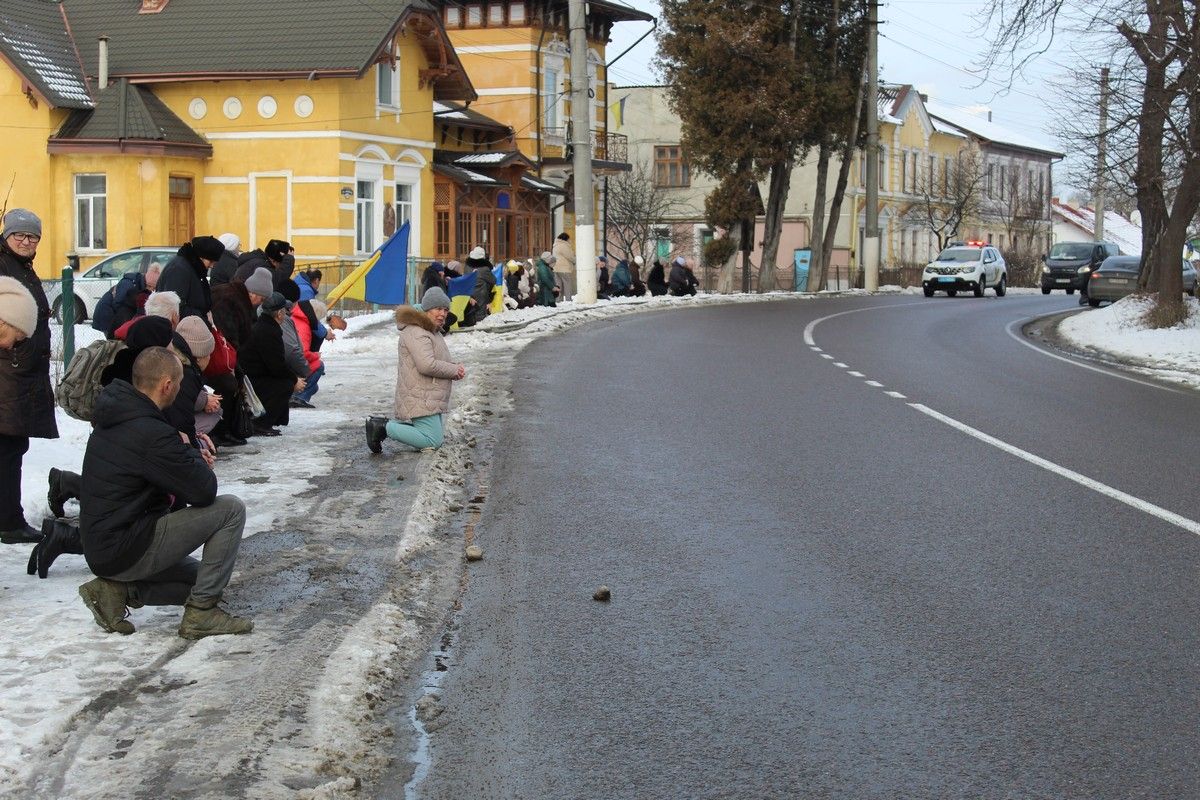 У Делятині "на щиті" зустріли полеглого воїна Володимира Мисюка 5