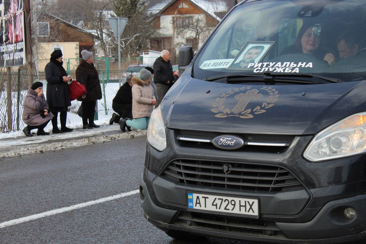 У Делятині "на щиті" зустріли полеглого воїна Володимира Мисюка 7