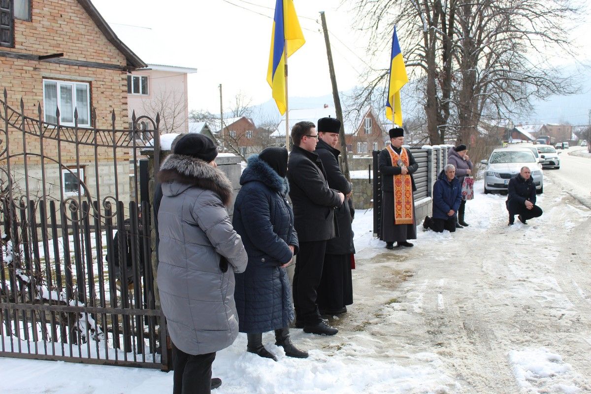 У Делятині "на щиті" зустріли полеглого воїна Володимира Мисюка 8