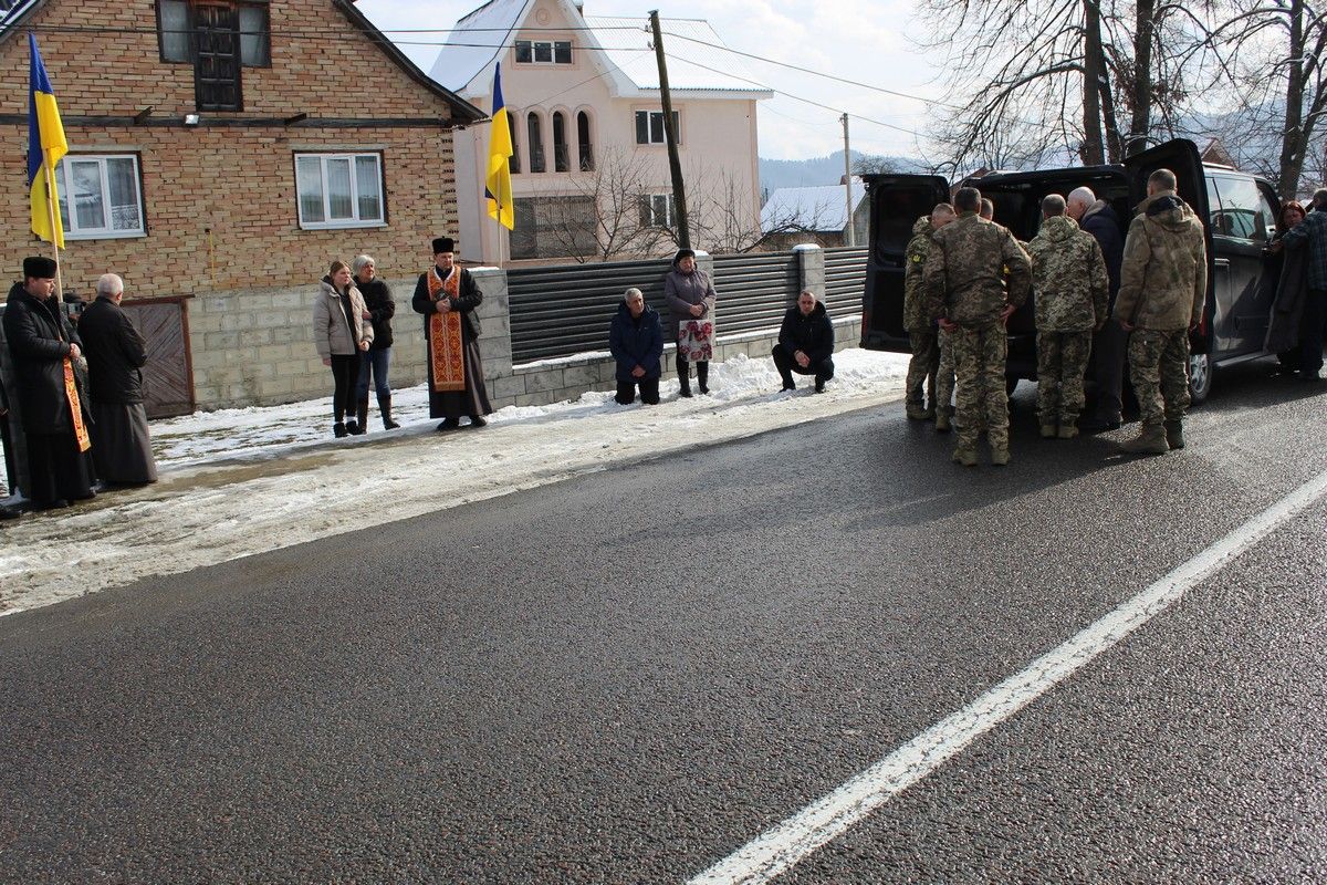 У Делятині "на щиті" зустріли полеглого воїна Володимира Мисюка 9