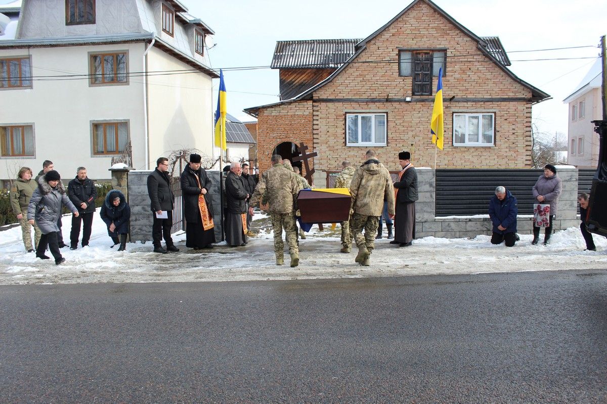 У Делятині "на щиті" зустріли полеглого воїна Володимира Мисюка 10