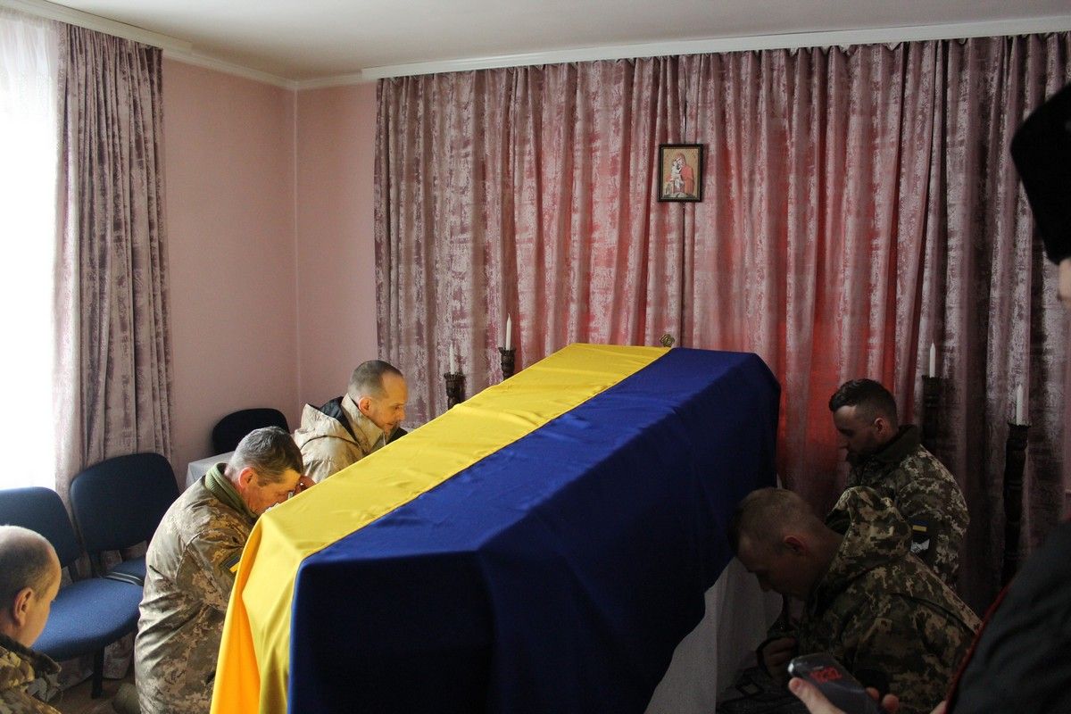 У Делятині "на щиті" зустріли полеглого воїна Володимира Мисюка 12