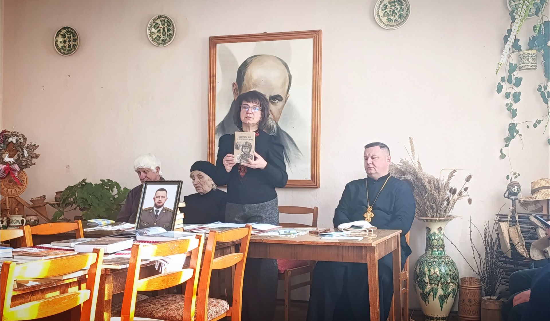 "Воюємо всі разом, єдність — наш закон": у Косові відбулася поетична зустріч пам’яті Максима Ємця 6