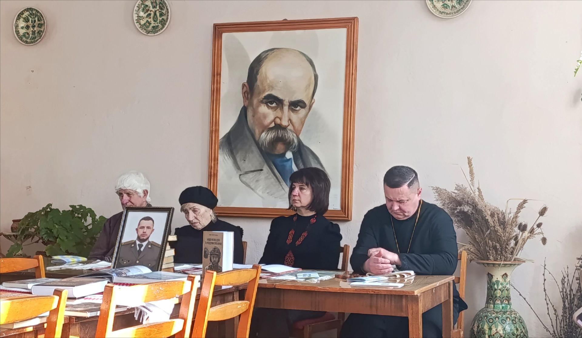 "Воюємо всі разом, єдність — наш закон": у Косові відбулася поетична зустріч пам’яті Максима Ємця 7