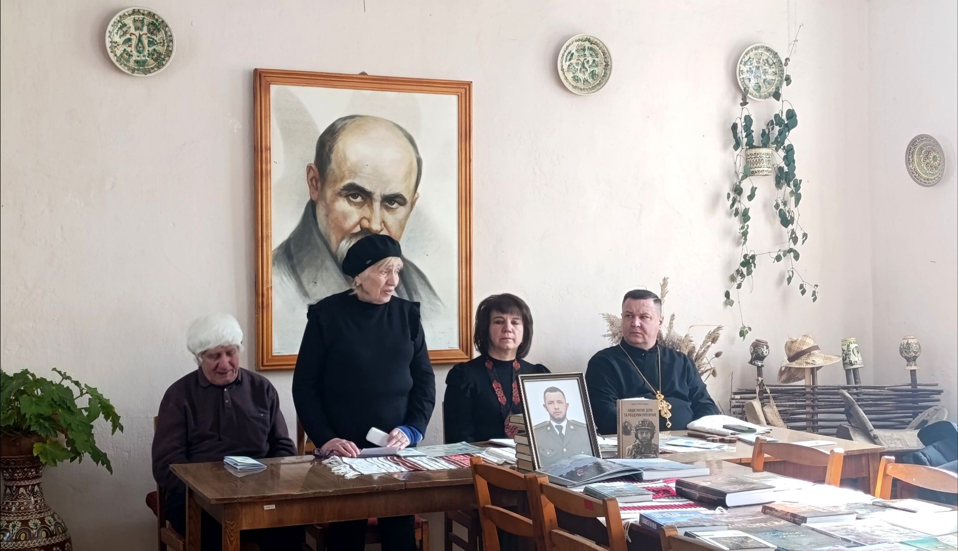 "Воюємо всі разом, єдність — наш закон": у Косові відбулася поетична зустріч пам’яті Максима Ємця 8