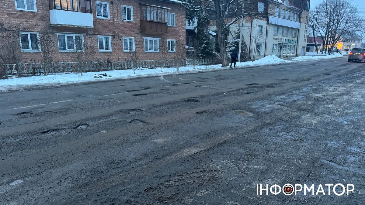 Дорога - решето: водії скаржаться на ями у Нижньому Вербіжі 7