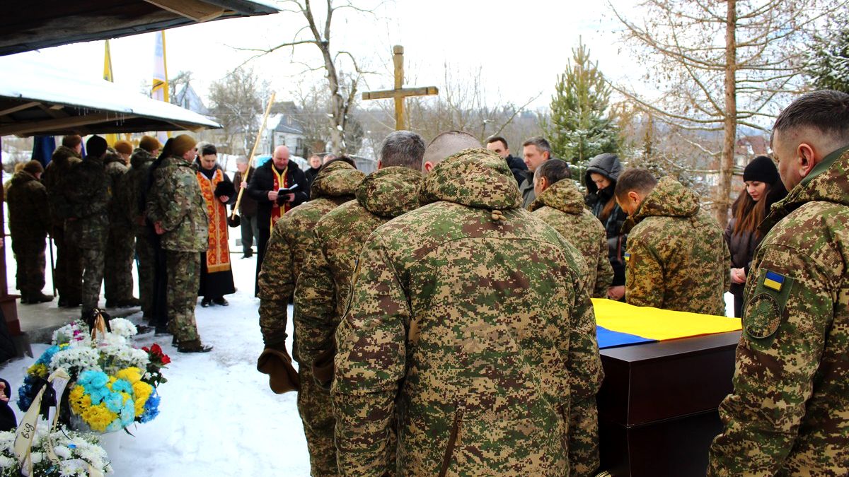 У Делятині на вічний спочинок провели Володимира Мисюка 6