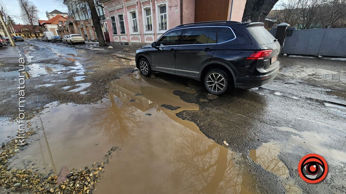 Частина вул. Шухевича - суцільний жах: ями та багнюка дошкуляють водіям та пішоходам 4