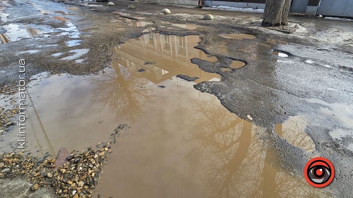Частина вул. Шухевича - суцільний жах: ями та багнюка дошкуляють водіям та пішоходам 2