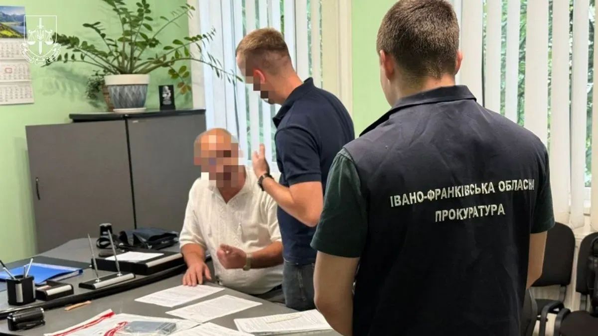 Затримання голови Верховинської громади в серпні 2025 року. ФОто: Івано-Франкіська обласна прокуратура