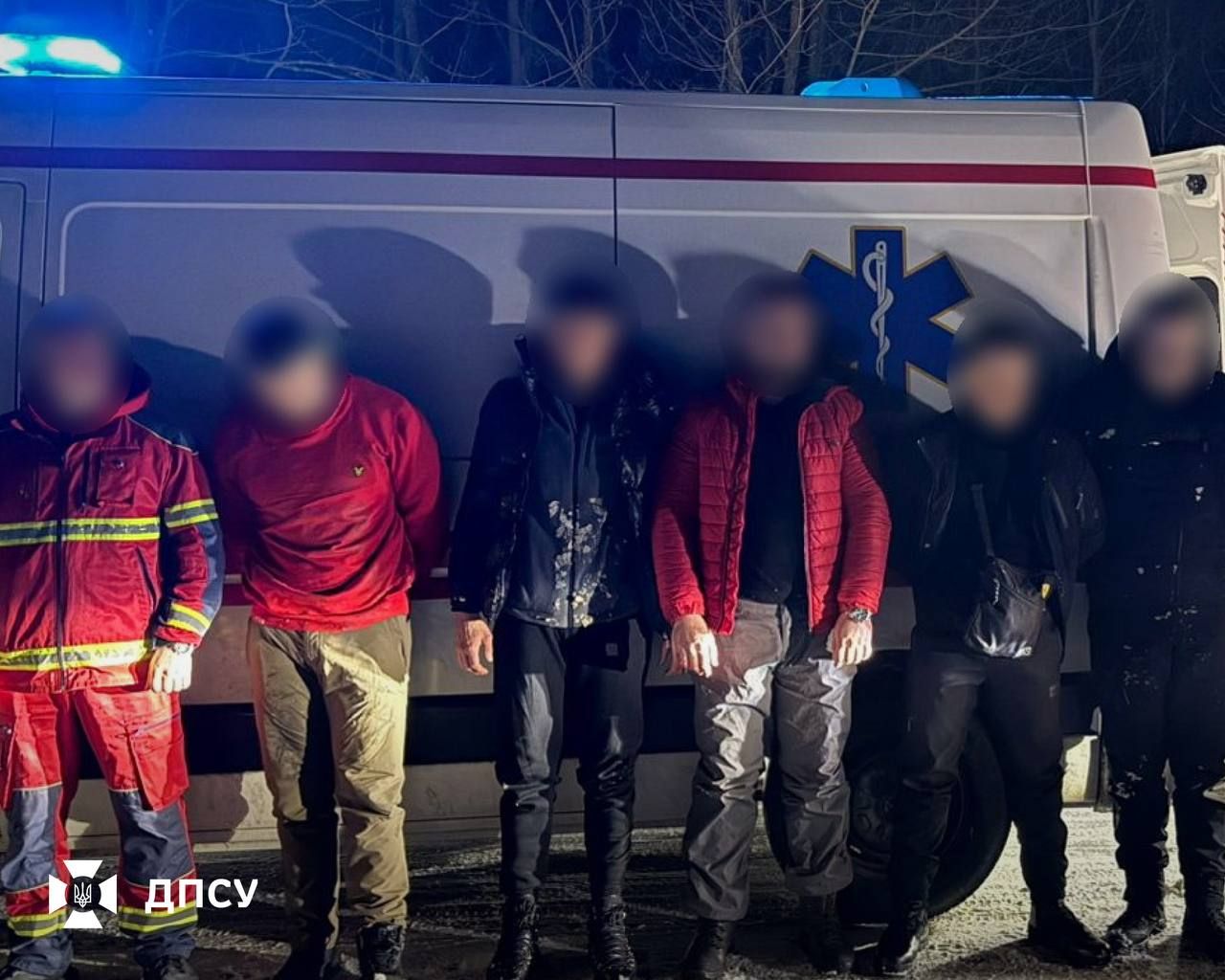 Затримані військовозобовʼязані чоловіки неподалік українсько-румунського кордону. Фото: ДПСУ Затримані військовозобовʼязані чоловіки неподалік українсько-румунського кордону. Фото: ДПСУ