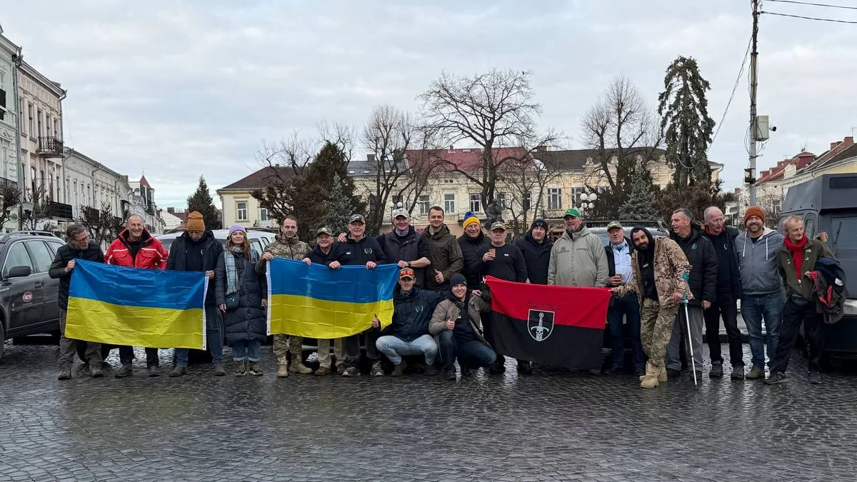 Ще 25 автівок для ЗСУ доставили в Коломию волонтери "Jeeps for Peace"