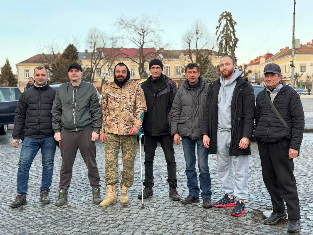 Волонтери "Jeeps for Peace" доставили в Коломию ще 25 автівок для ЗСУ 8