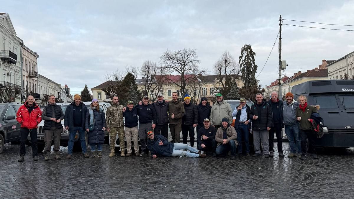 Волонтери "Jeeps for Peace" доставили в Коломию ще 25 автівок для ЗСУ 3