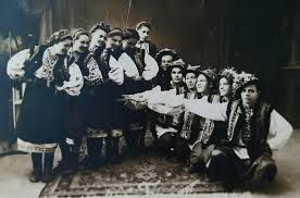 Місцеві мешканці селища Поляниця у 1930-х роках. Фото: Історія та памʼятки Прикарпаття 