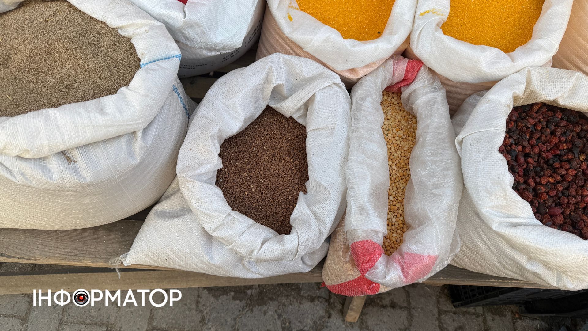 Крупи на продовольчому ринку в Коломиї Крупи на продовольчому ринку в Коломиї