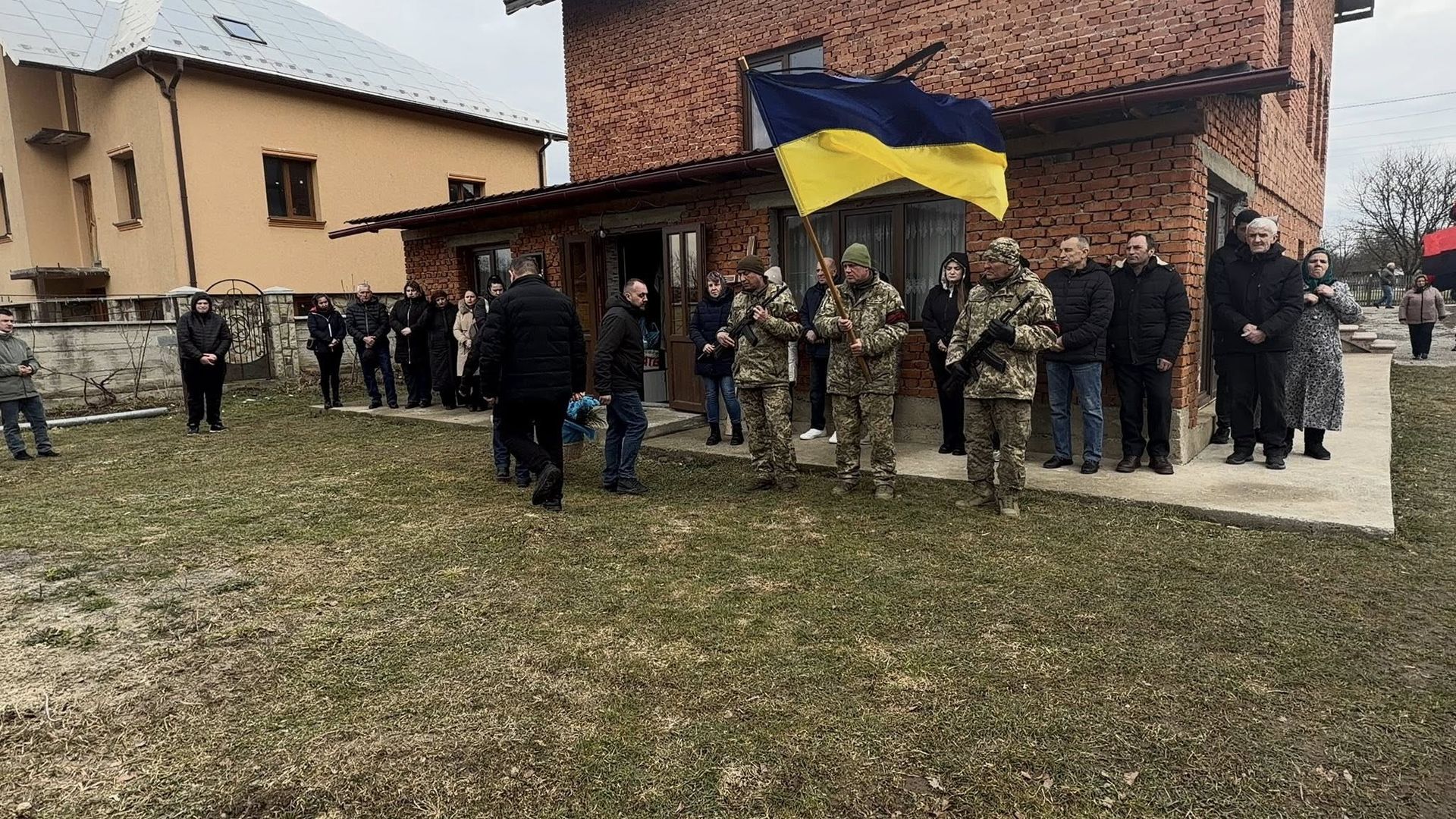 У Надвірнянській громаді провели в останню дорогу померлого воїна Ігоря Яцурака 5