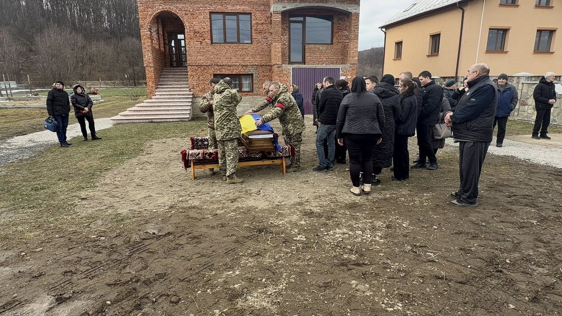 У Надвірнянській громаді провели в останню дорогу померлого воїна Ігоря Яцурака 7