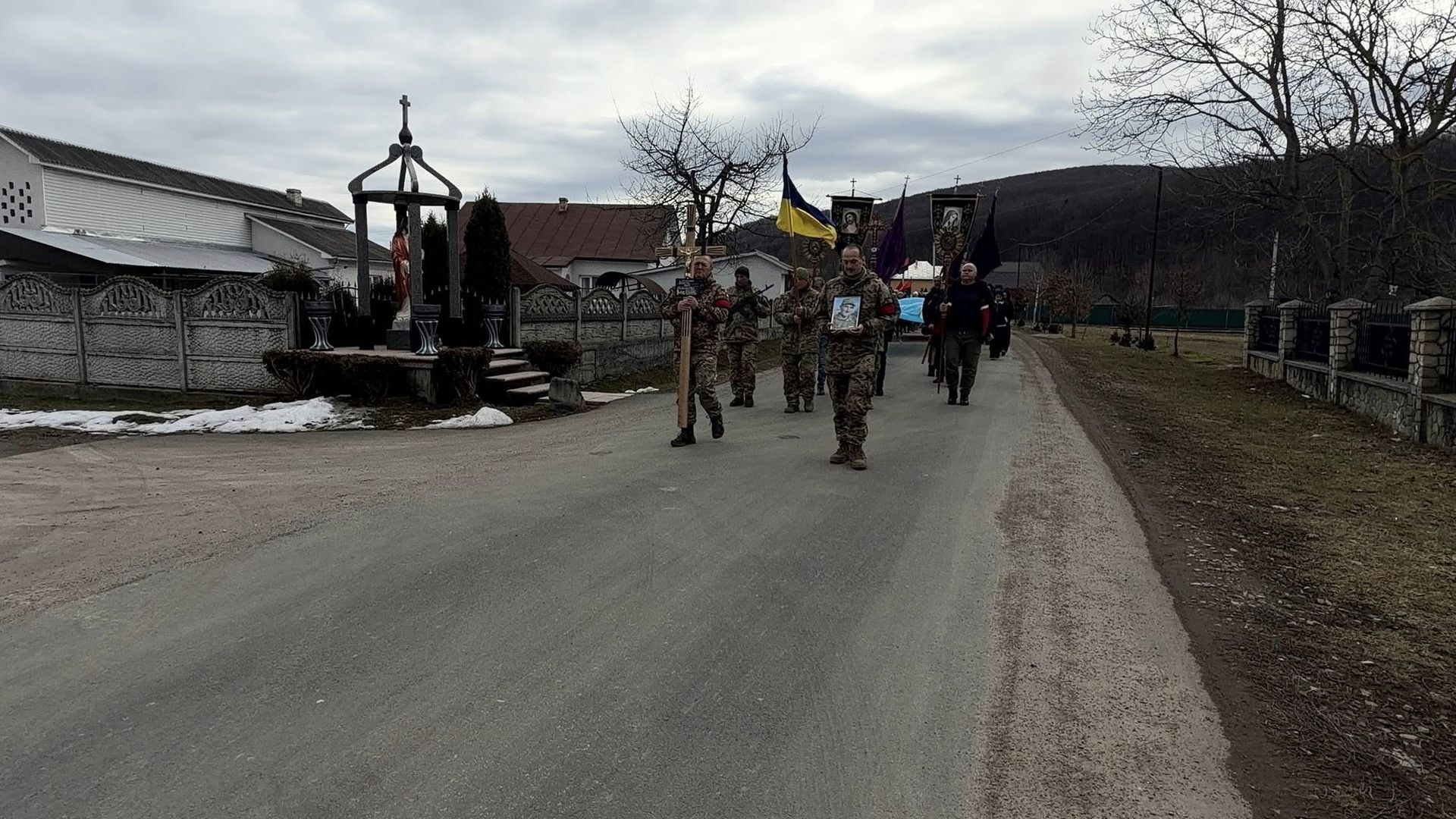 У Надвірнянській громаді провели в останню дорогу померлого воїна Ігоря Яцурака 9