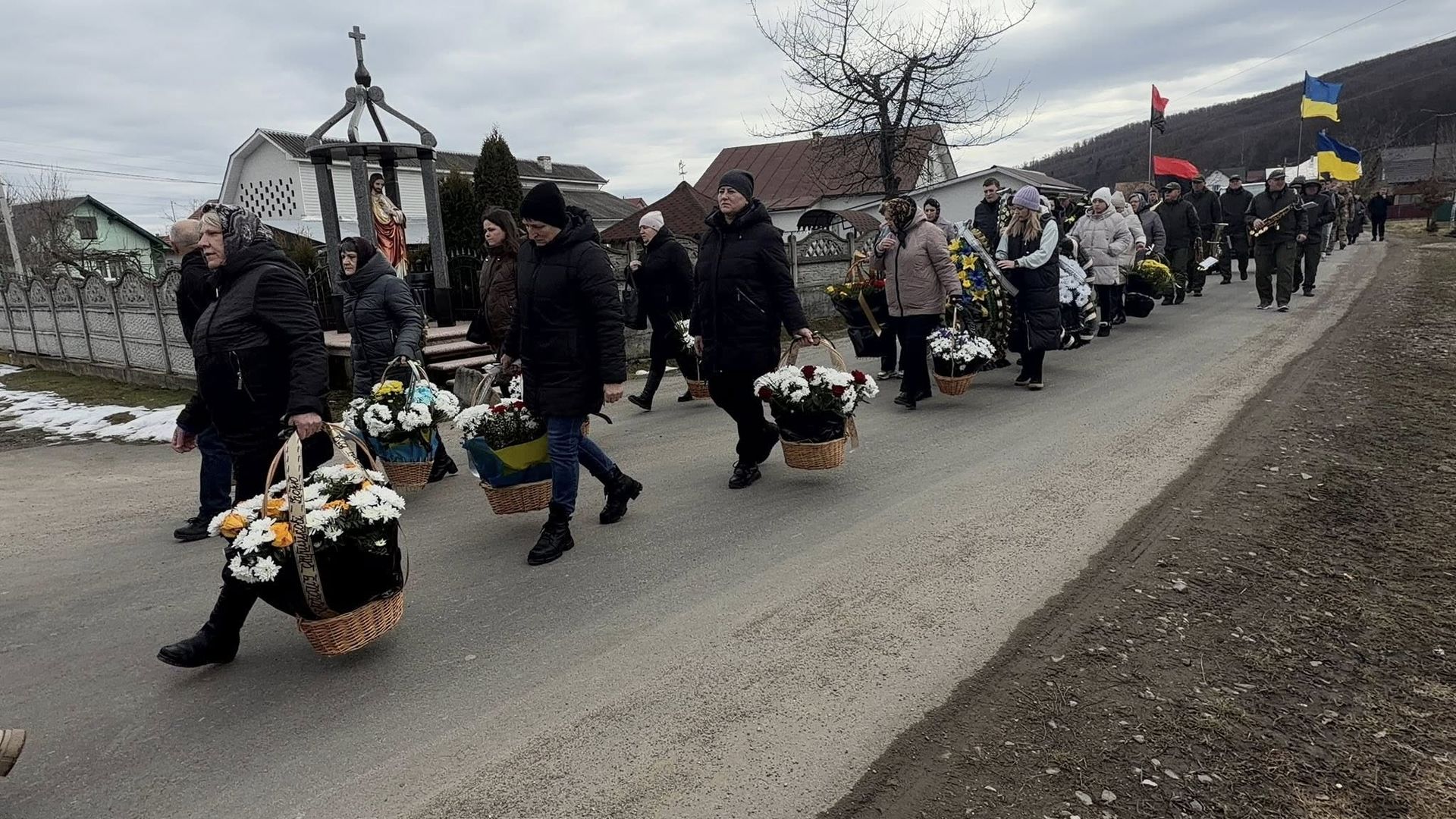 У Надвірнянській громаді провели в останню дорогу померлого воїна Ігоря Яцурака 10