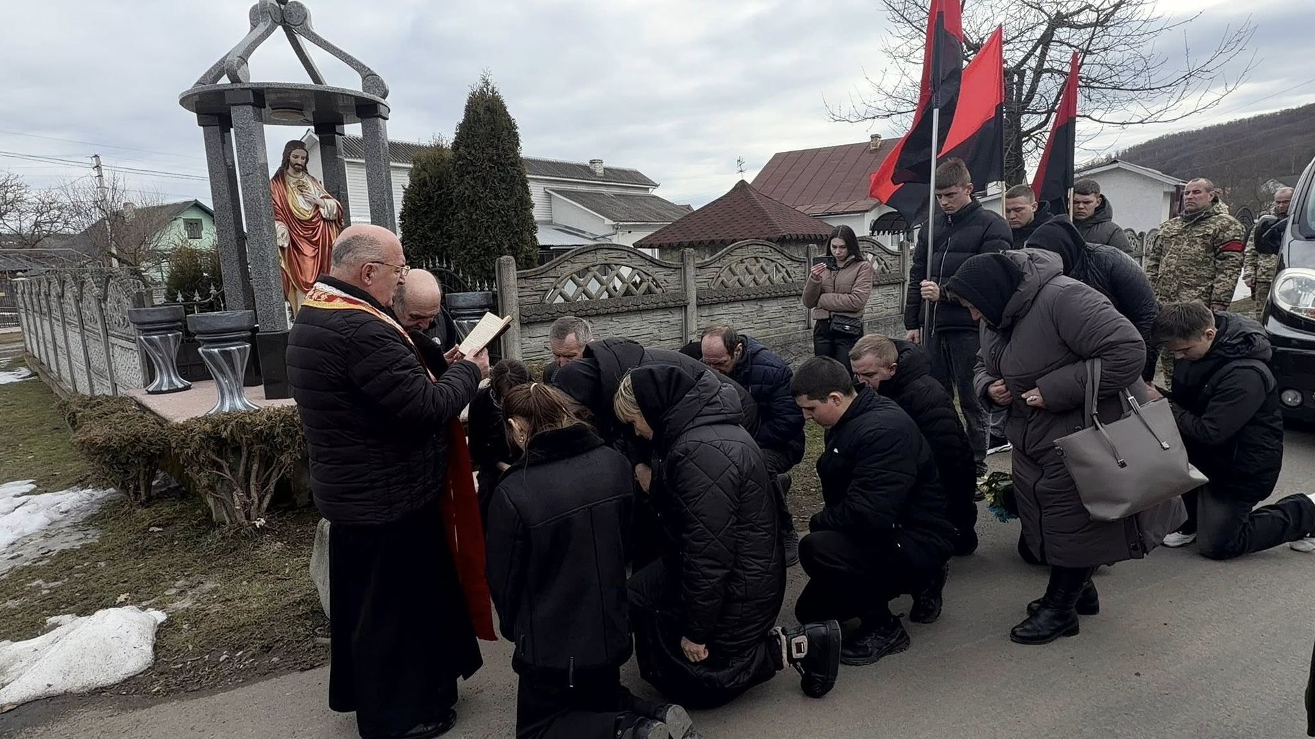 У Надвірнянській громаді провели в останню дорогу померлого воїна Ігоря Яцурака 11