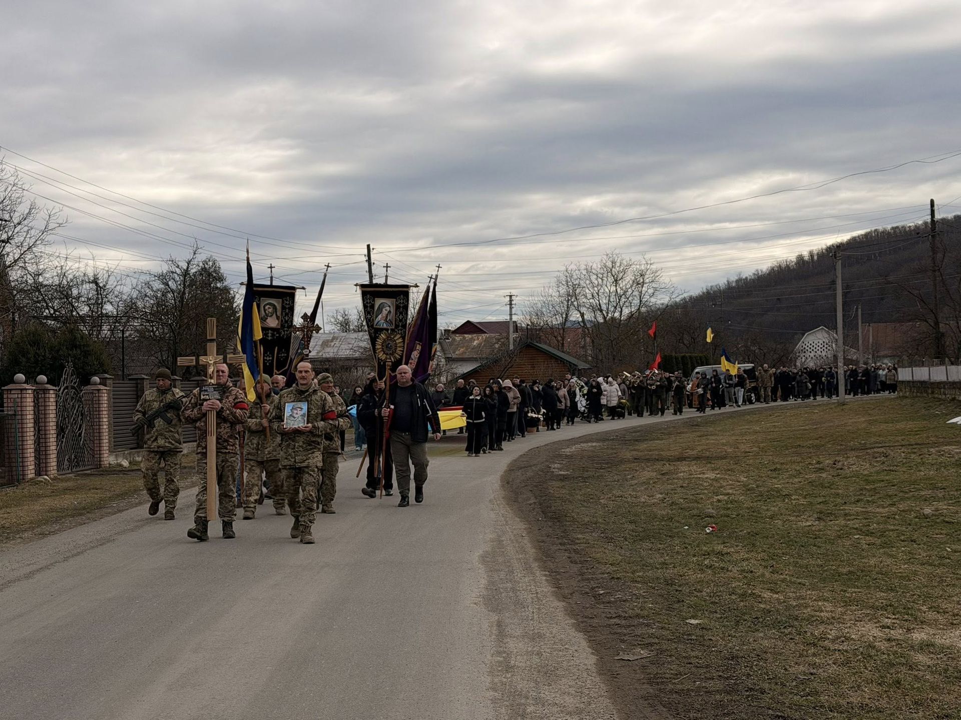У Надвірнянській громаді провели в останню дорогу померлого воїна Ігоря Яцурака 12