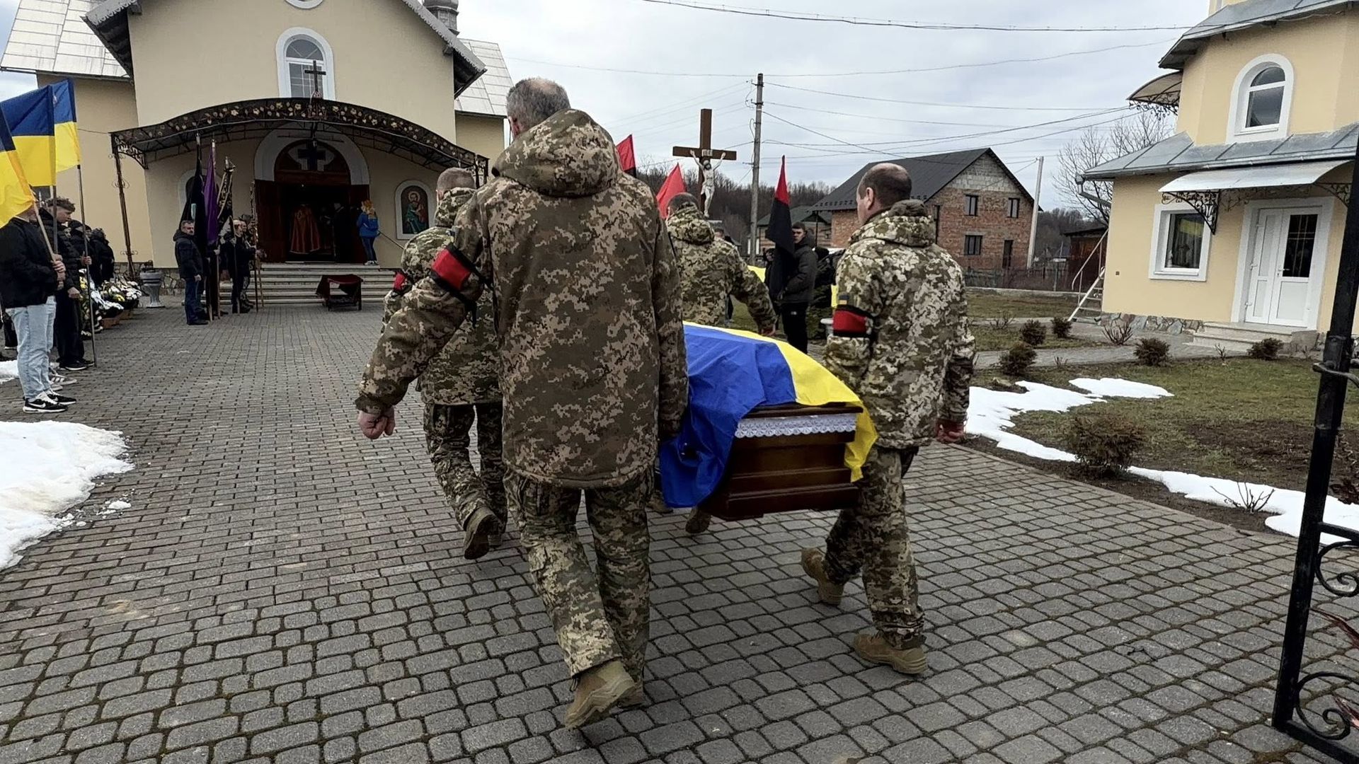 У Надвірнянській громаді провели в останню дорогу померлого воїна Ігоря Яцурака 13