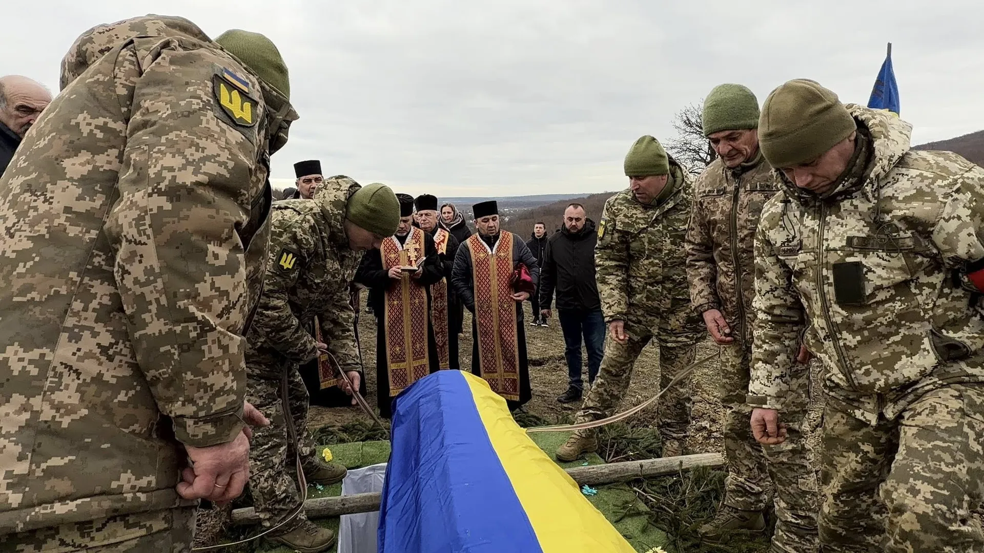 У Надвірнянській громаді провели в останню дорогу померлого воїна Ігоря Яцурака 14