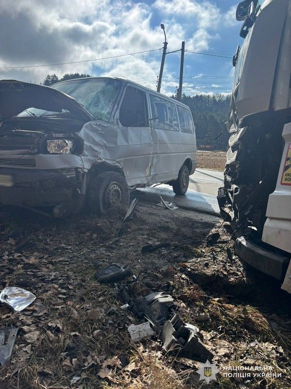 Прикарпатець постраждав внаслідок зіткнення мікроавтобуса та фури на Львівщині 3