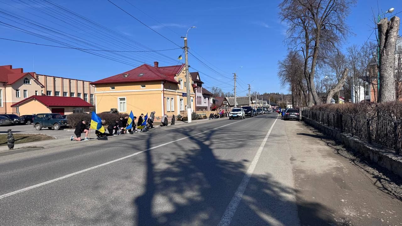 У Делятині "на щиті" зустріли скорботний кортеж полеглого воїна Сергія Бублика 3