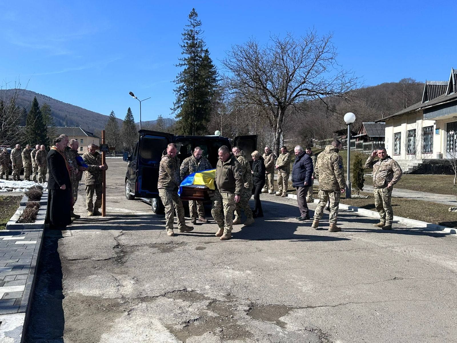 У Делятині "на щиті" зустріли скорботний кортеж полеглого воїна Сергія Бублика 6