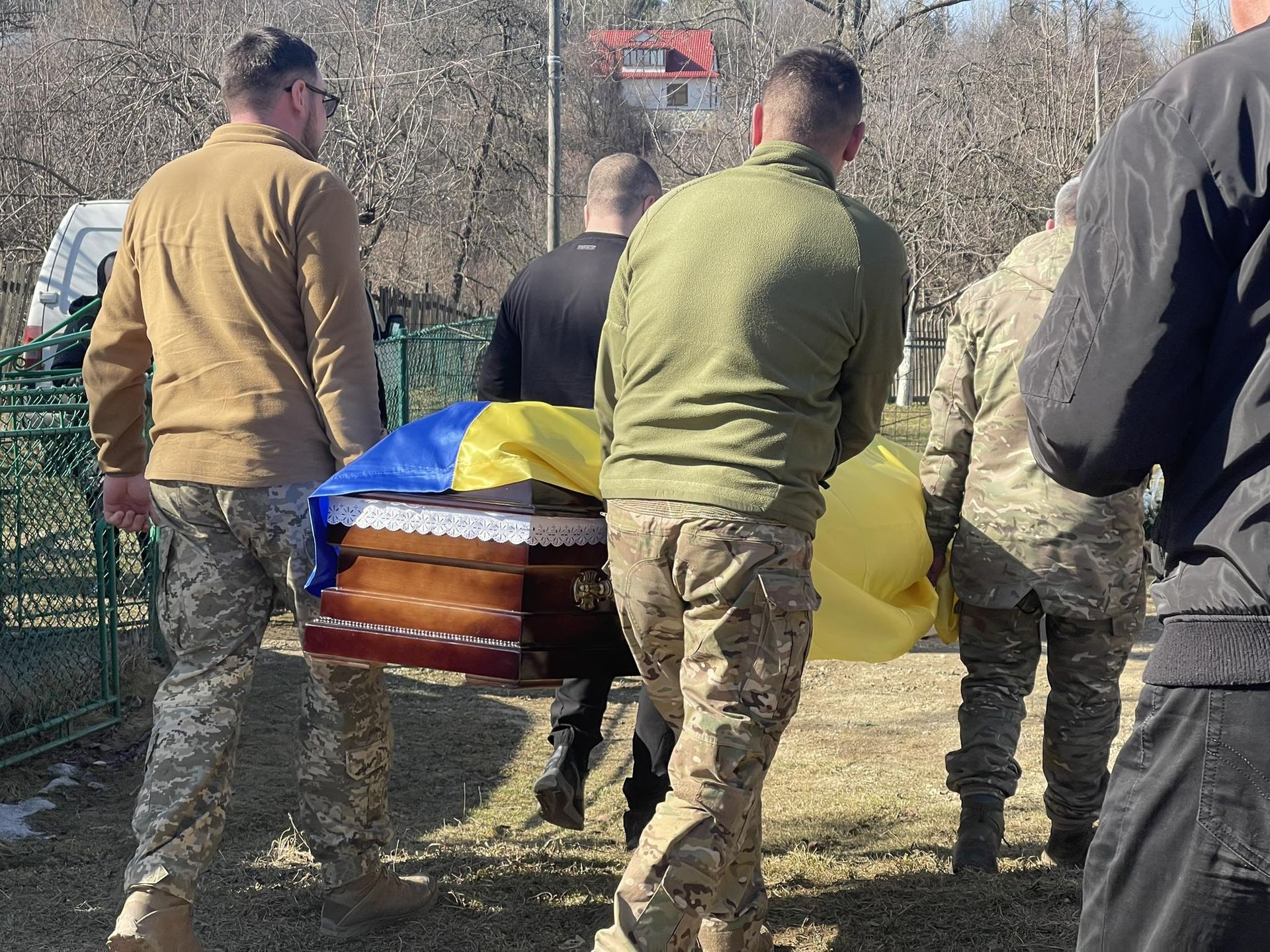 У Делятині "на щиті" зустріли скорботний кортеж полеглого воїна Сергія Бублика 12