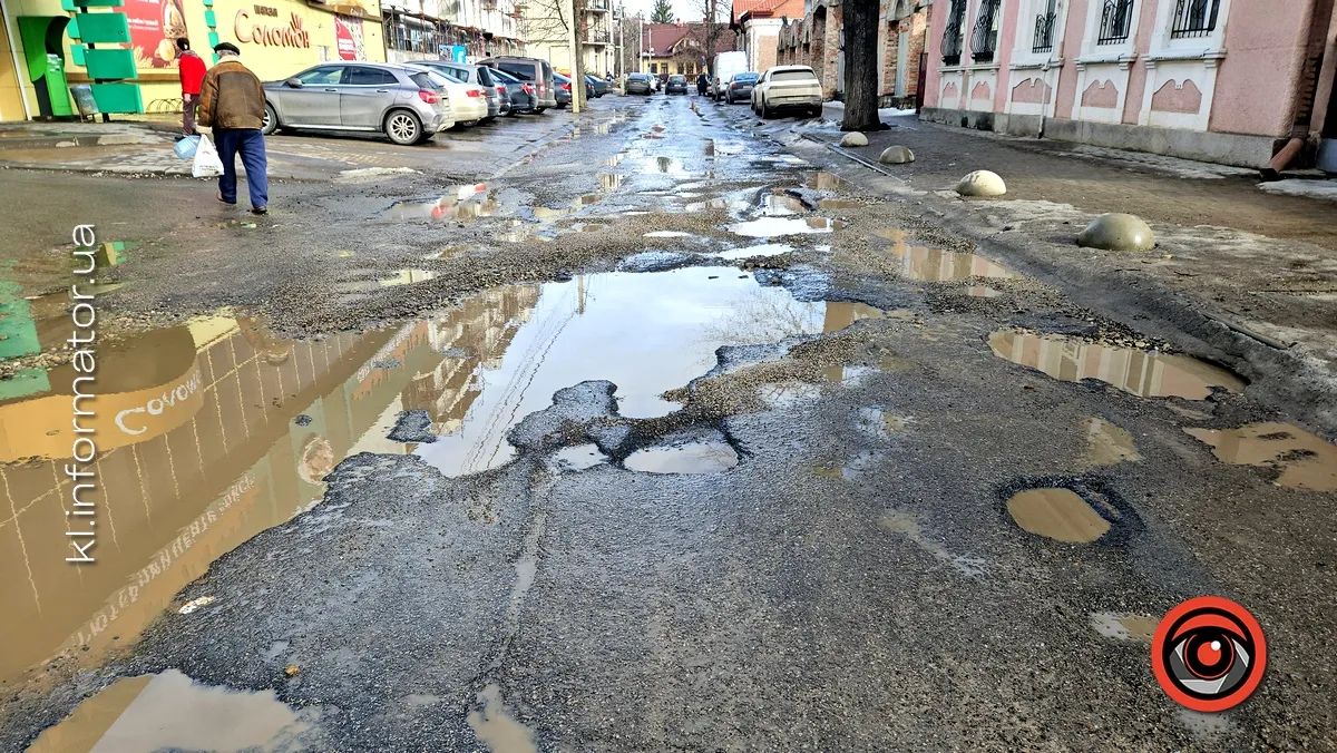 Вигляд дорожнього покриття по вулиці Шухевича в Коломиї