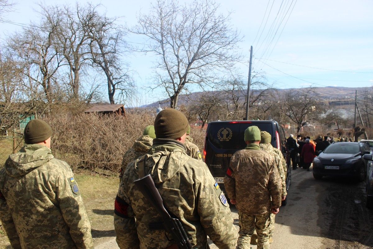 У Делятині провели в останню дорогу загиблого захисника Сергія Бублика 12