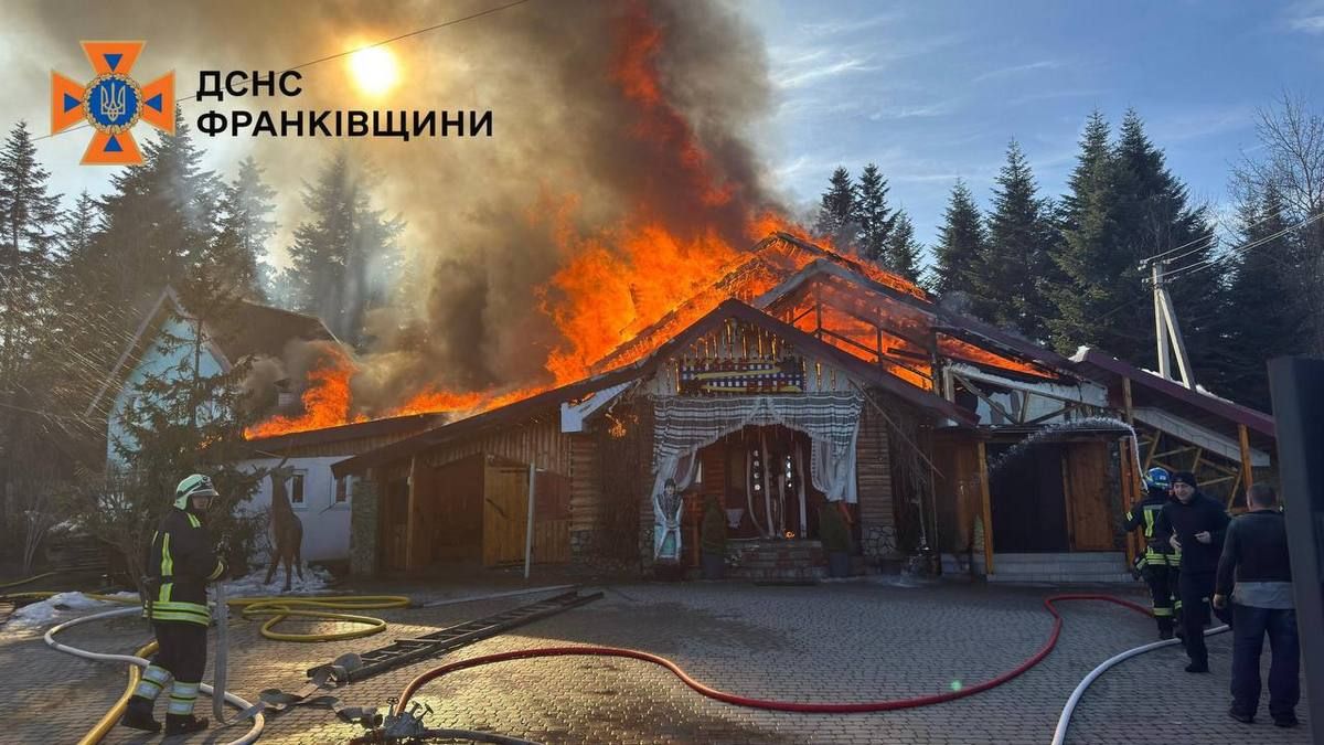 Масштабна пожежа охопила кафе у селі Лоєва на Надвірнянщині