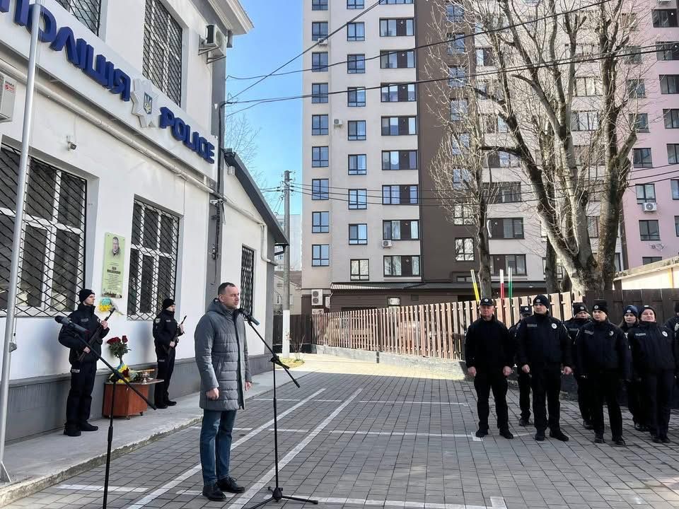 В Івано-Франківську відкрили меморіальну дошку поліцейському і воїну з Отинії Івану Михайлишину 6