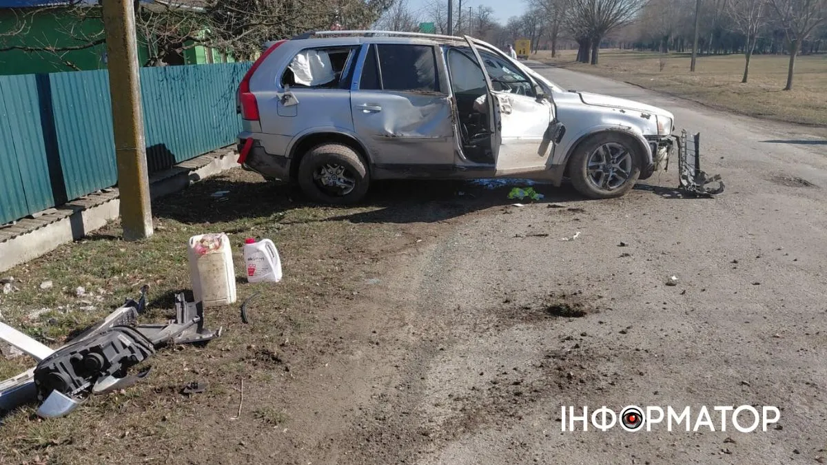 Автомобіль врізався в електроопору на Коломийщині 1