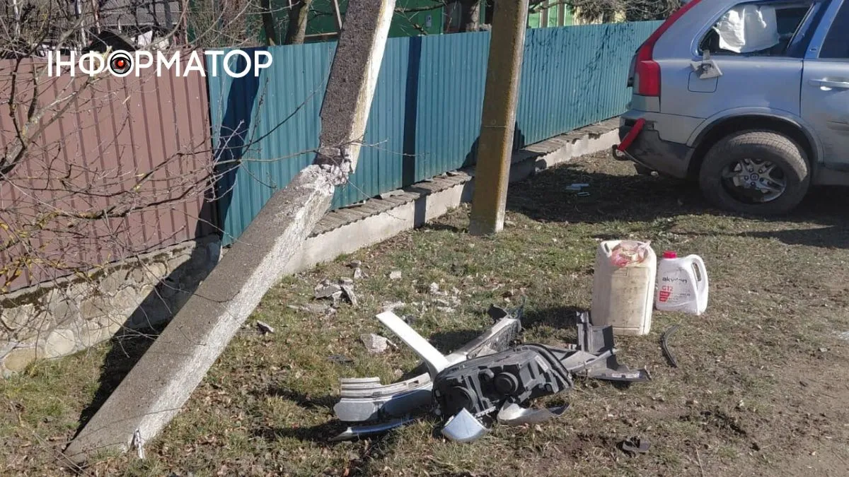 Автомобіль врізався в електроопору на Коломийщині 2