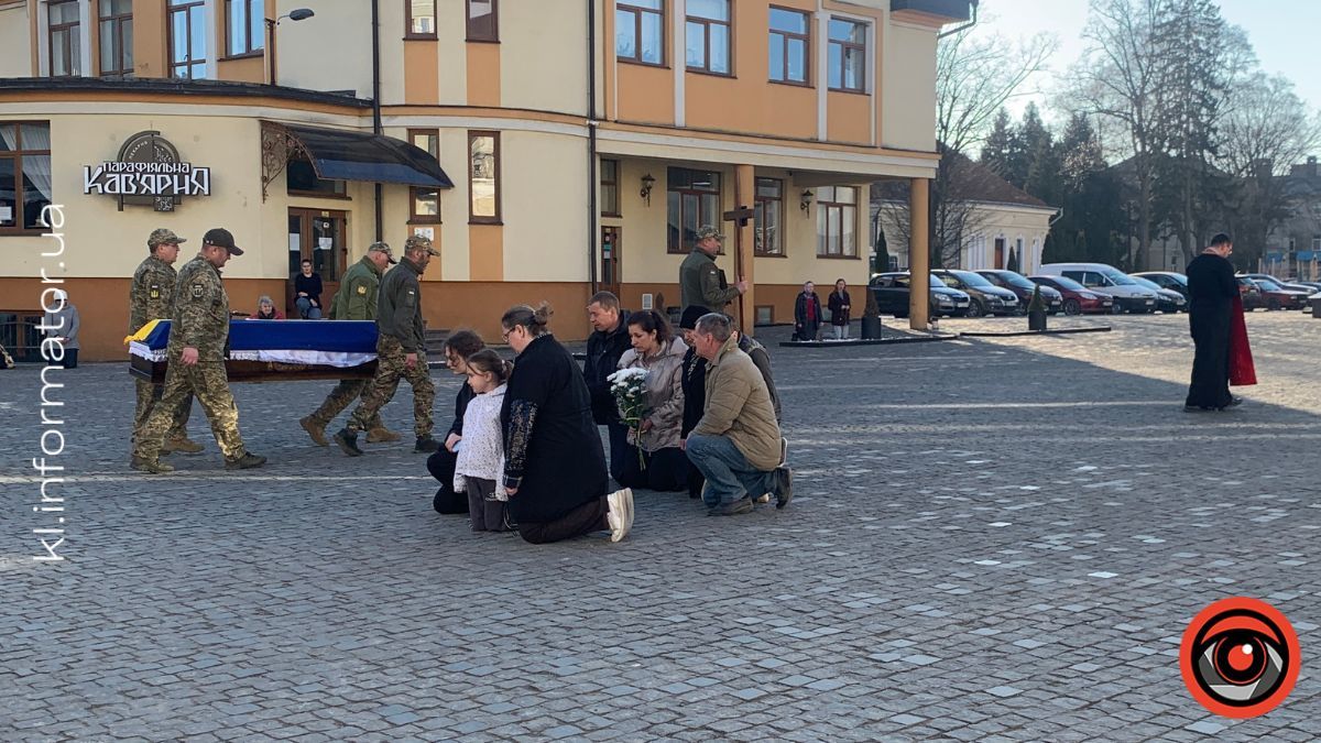 До Коломиї "на щиті" повернувся захисник Олег Слободян 6