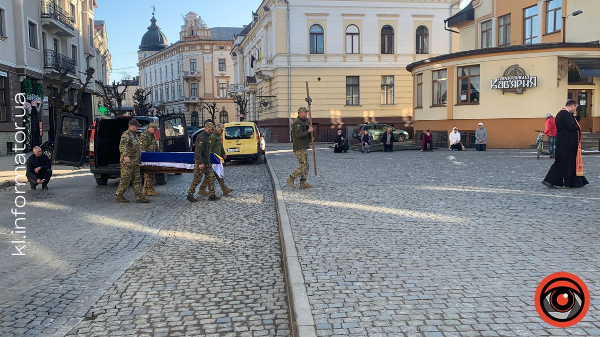 До Коломиї "на щиті" повернувся захисник Олег Слободян 2