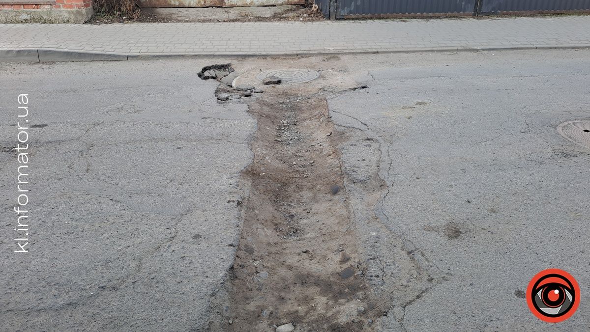 Небезпека на вулиці Павлика: під колесами авто може провалитись люк 1