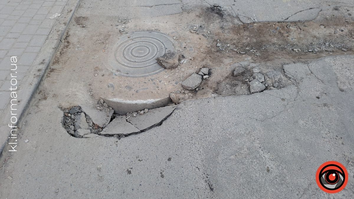Небезпека на вулиці Павлика: під колесами авто може провалитись люк 3